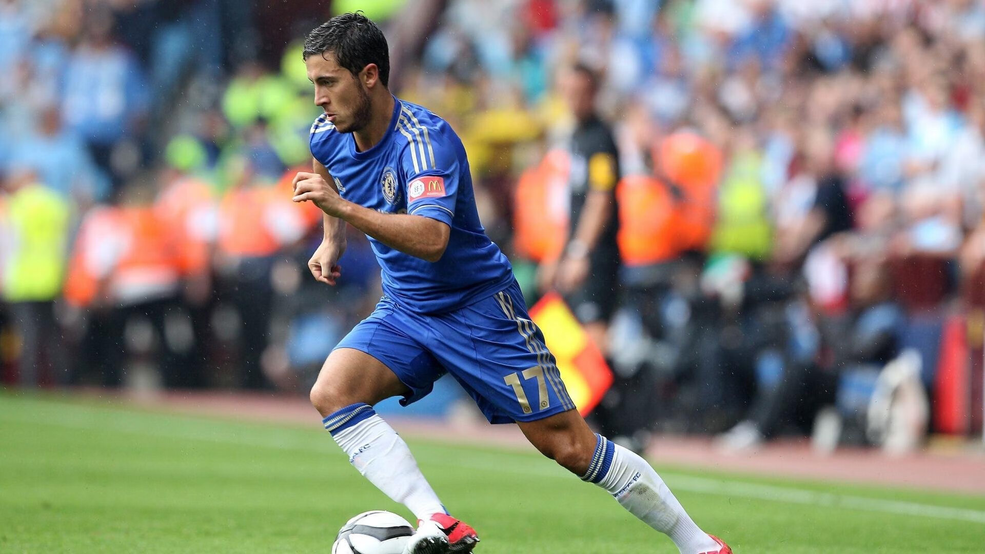 惊险比赛展开，焦灼气氛扑面而来，惊险表演